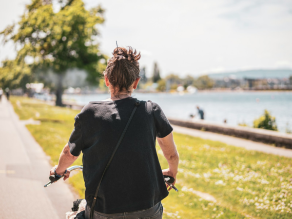 a person that is standing in the grass